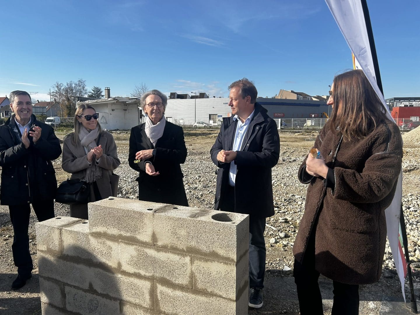 Cérémonie de la pose de la première pierre  : ensemble immobilier commercial